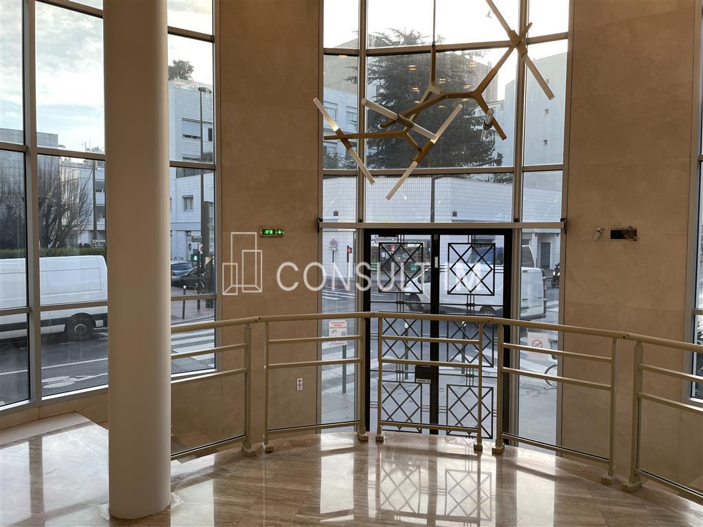 Métro Louise Michel, dans un immeuble Art Déco à louer une surface de bureaux de 587 m²