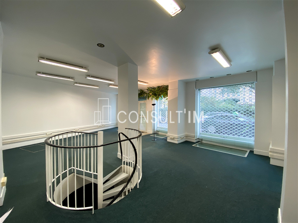 A louer, une boutique de 162 m² + cave à proximité de SAINT-LAZARE