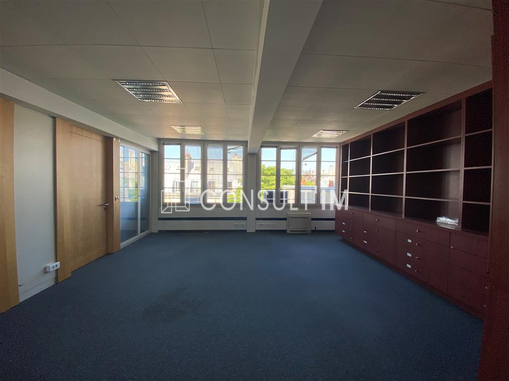 Sur la place Saint-Georges, bureaux avec grands espaces