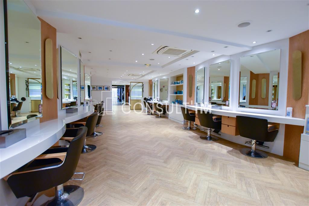 Superbes locaux à louer avec parquet, moulures, cheminées