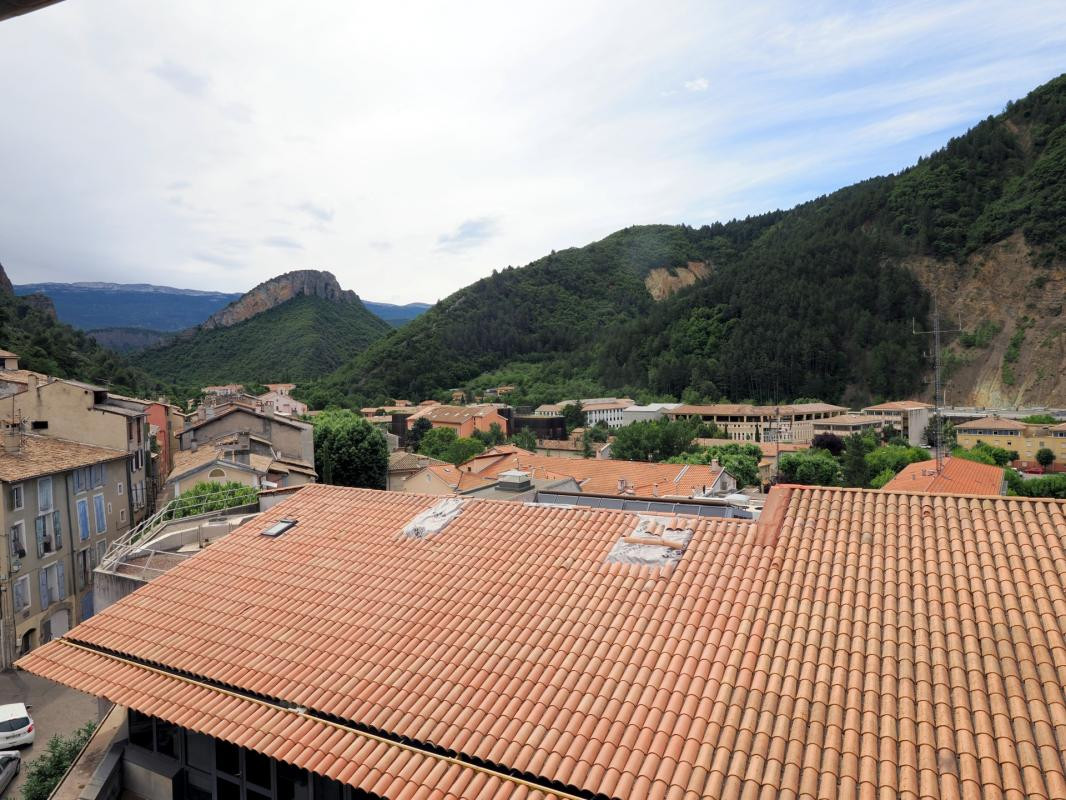 A VENDRE A DIGNE LES BAINS LOT DE 15 APPARTMENTS DONT 8 A RENOVER , PLEIN CENTRE VILLE