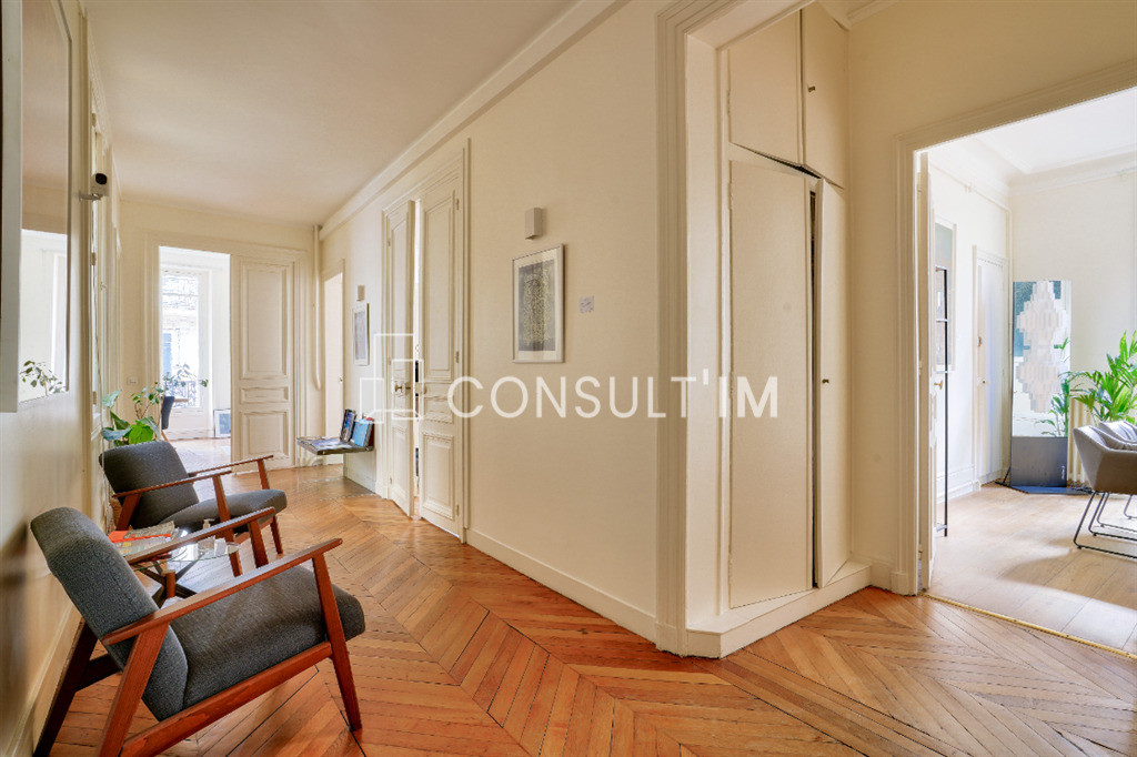 Au coeur du Triangle d'Or, bureaux en très bon état avec parquet moulures et cheminées