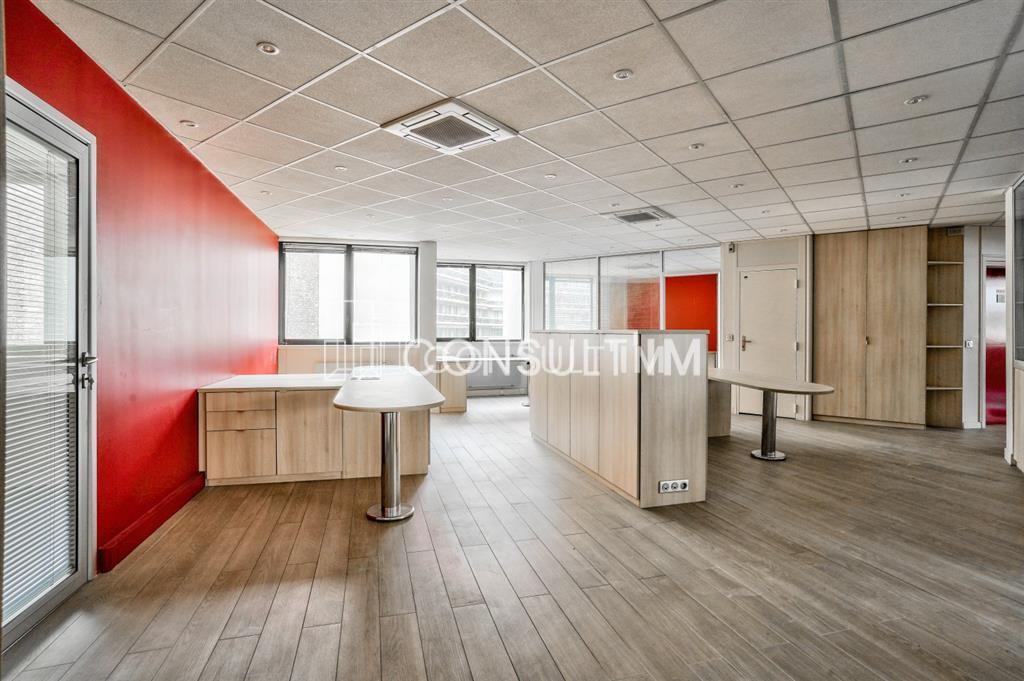 A vendre  à toute proximité de la Porte de St Cloud, une surface de 840m² à la découpe
