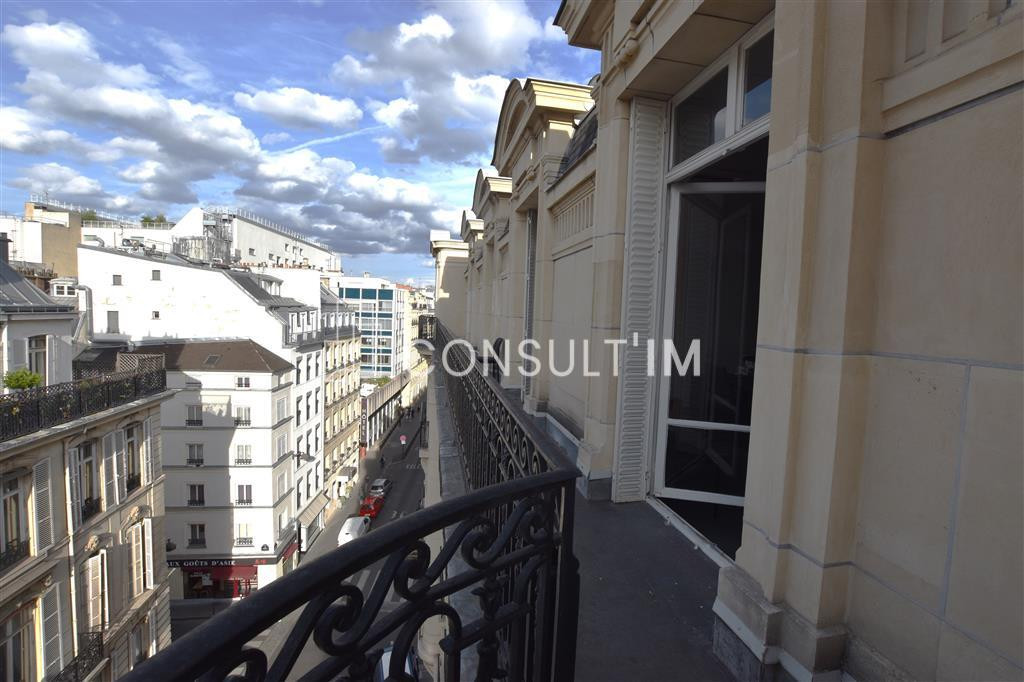 A louer bureaux avec balcon filant proche métro Miromesnil