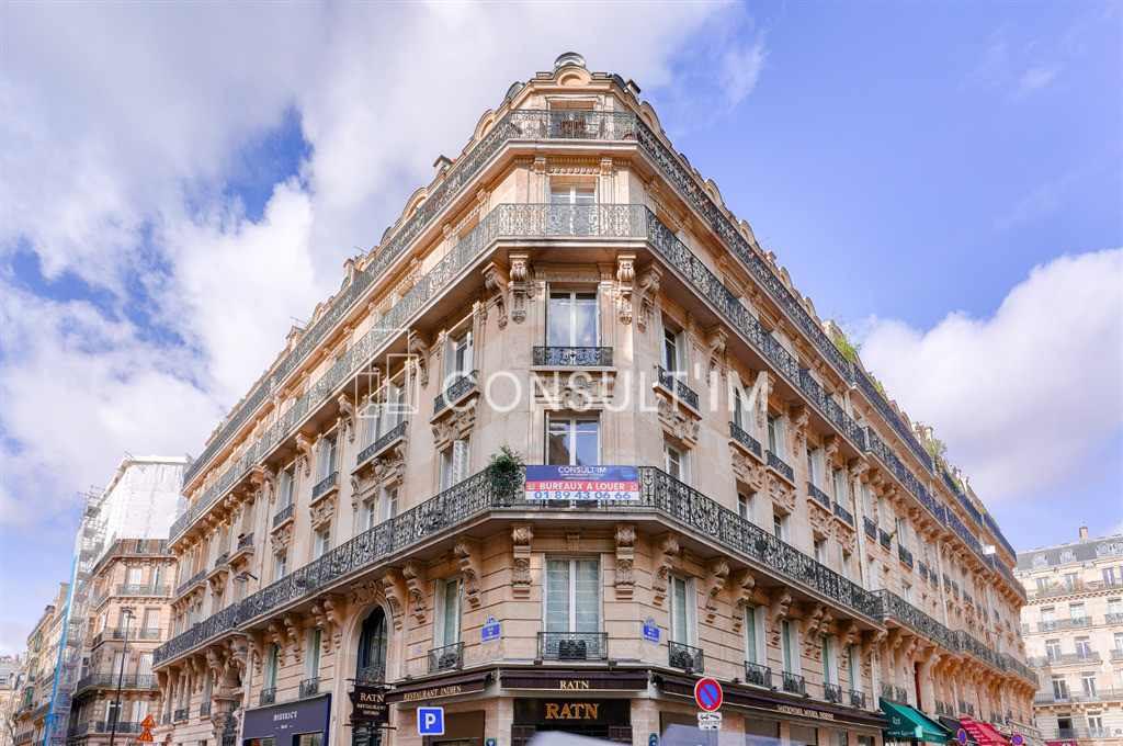 Au coeur du Triangle d'Or, bureaux en très bon état avec parquet moulures et cheminées