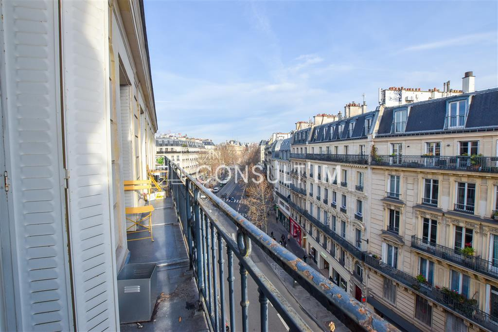 Place de la République bureaux avec balcon filant à louer