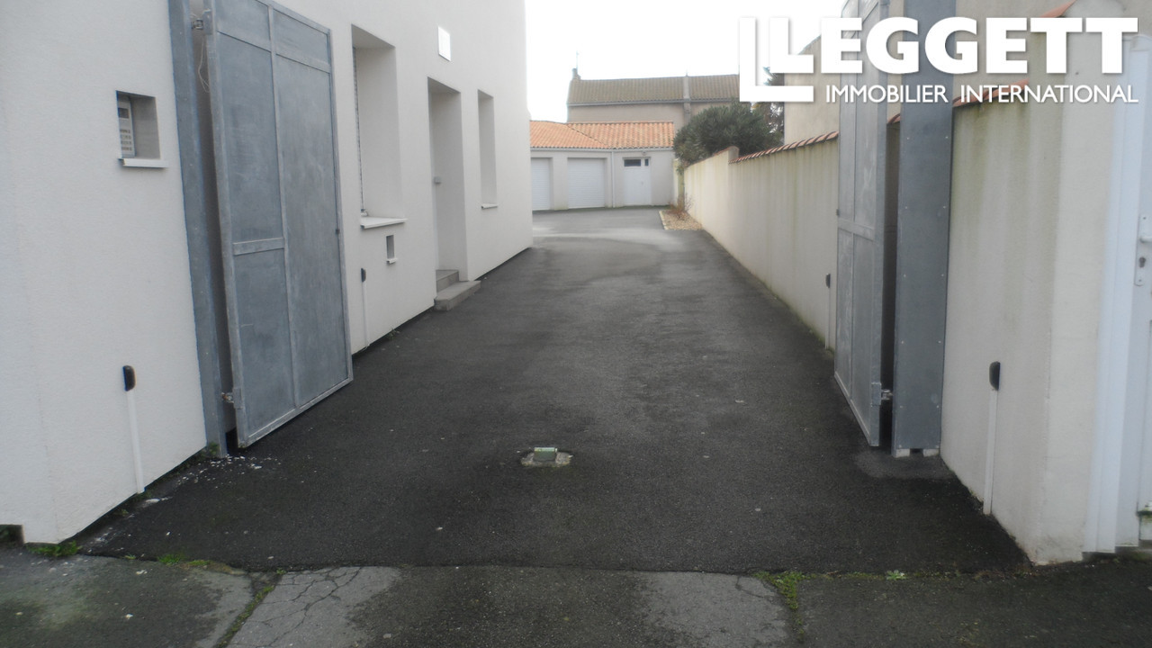 La rochelle, proche du pont de l'iles de ré. Immeuble en excellent état et aux bons rapports locatifs