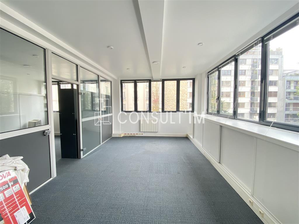 Bureaux lumineux dans un bel immeuble végétalisé sur cour