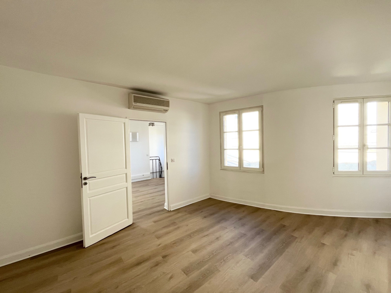 BORDEAUX CENTRE LOCATION BUREAUX RÉNOVÉS 265 M² AVEC EXTÉRIEUR