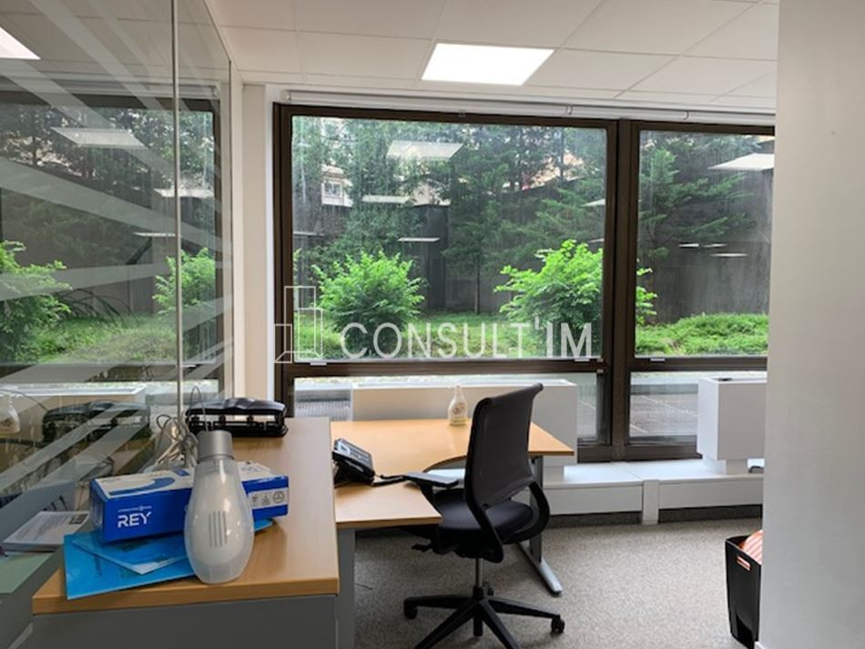 Dans un complexe immobilier de bureaux au pied de l'A13 et du Pt de St Cloud