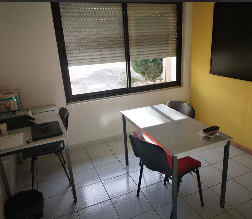 Bienvenue dans cette opportunité exceptionnelle d’investissement ! local professionnel de 72 m² situé à Villeneuve-lès-Avignon (30400), au cœur d’une zone commerciale et médicale dynamique