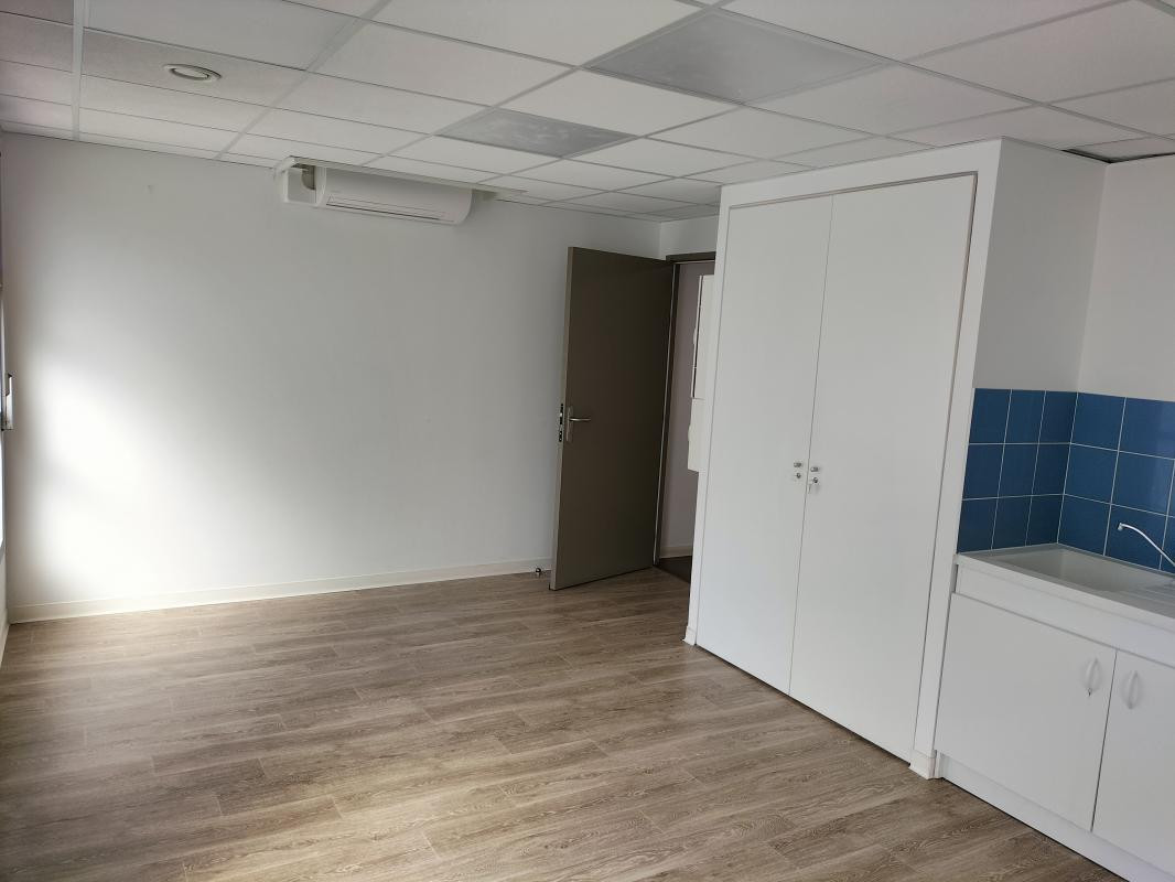 Local commercial T 20m² - Mériel - 9149.98.7.7