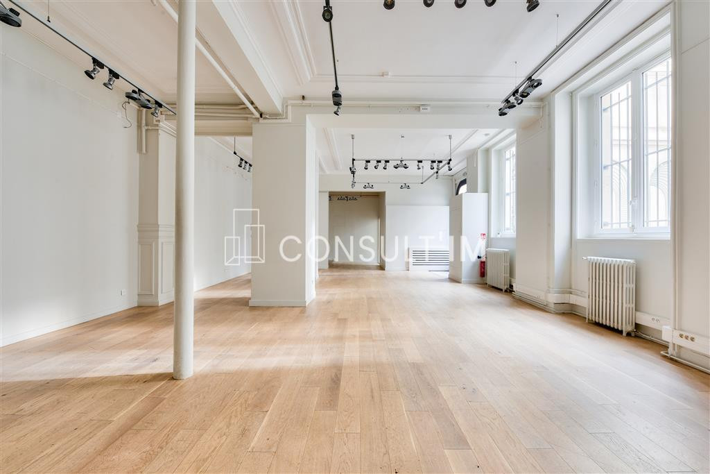 RARE - A deux pas de la Place Vendôme bureaux/showroom avec très belle hauteur sous plafond