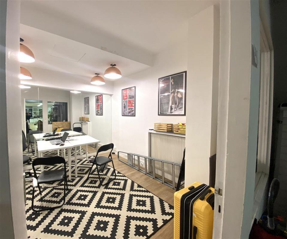Bureaux en RDC sur cour à louer dans un immeuble récent