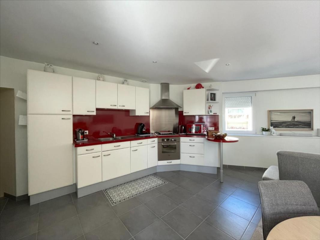 IMMEUBLE AU RDC COMMERCE ET APPARTEMENT AU DESSUS