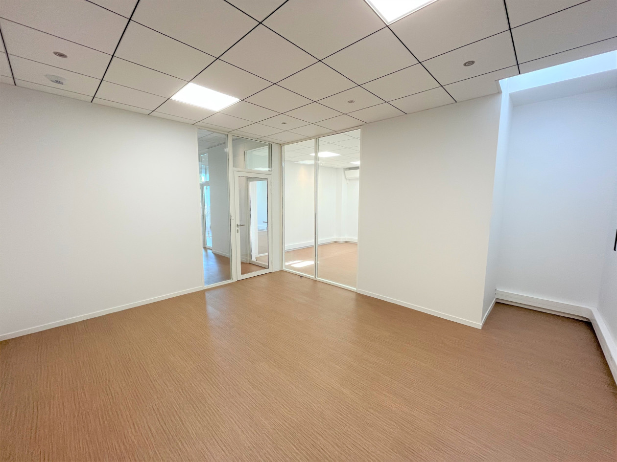 AGEN CENTRE - LOCATION LOCAL PROFESSIONNEL RÉNOVÉ CLIMATISÉ 111 M²