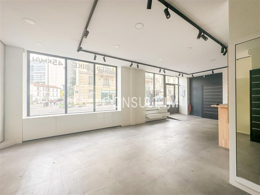 Boutique en location pure avec un très beau linéaire de vitrine