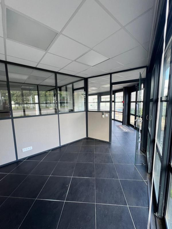 BUREAUX COMMERCIAUX 60 M²  EN PARFAIT ETAT SUR RN20
