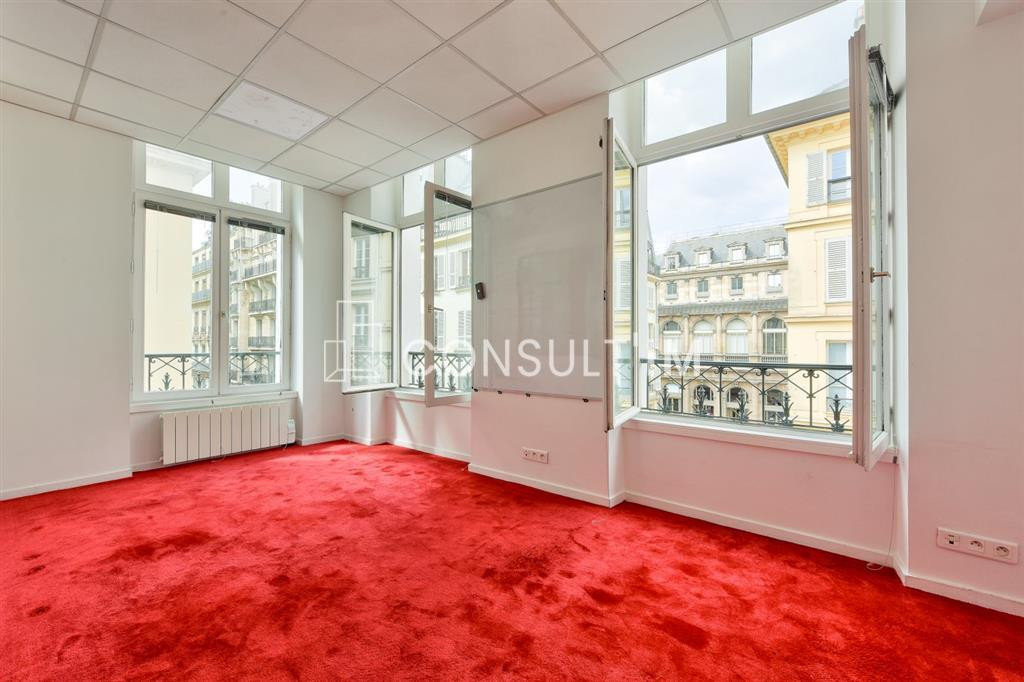 A louer bureaux modulables à toute proximité du métro Pyramides