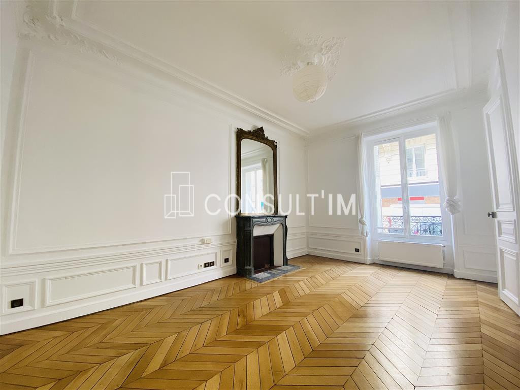 Locaux avec parquet, moulures et cheminées au sein d'un immeuble Haussmannien