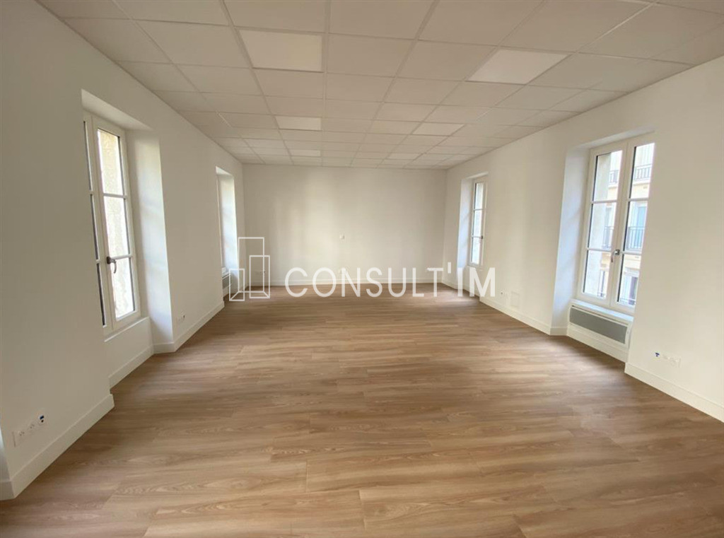 Bureaux en très bon état sur cour proche quai de seine