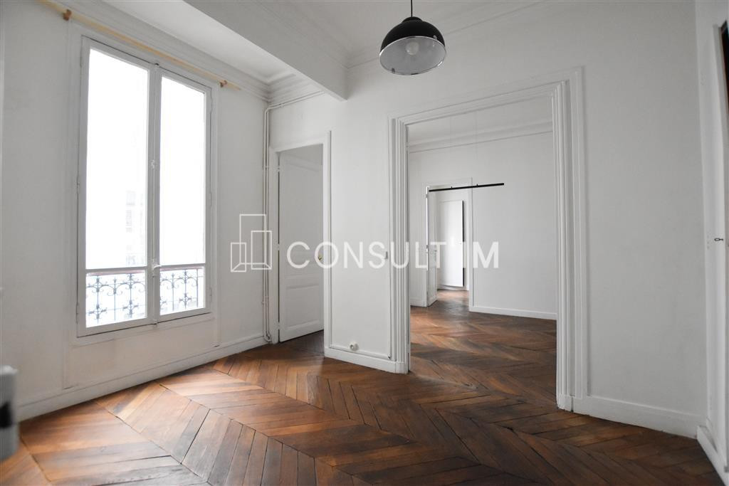 A louer belle surface de bureaux avec parquet, moulures et cheminées