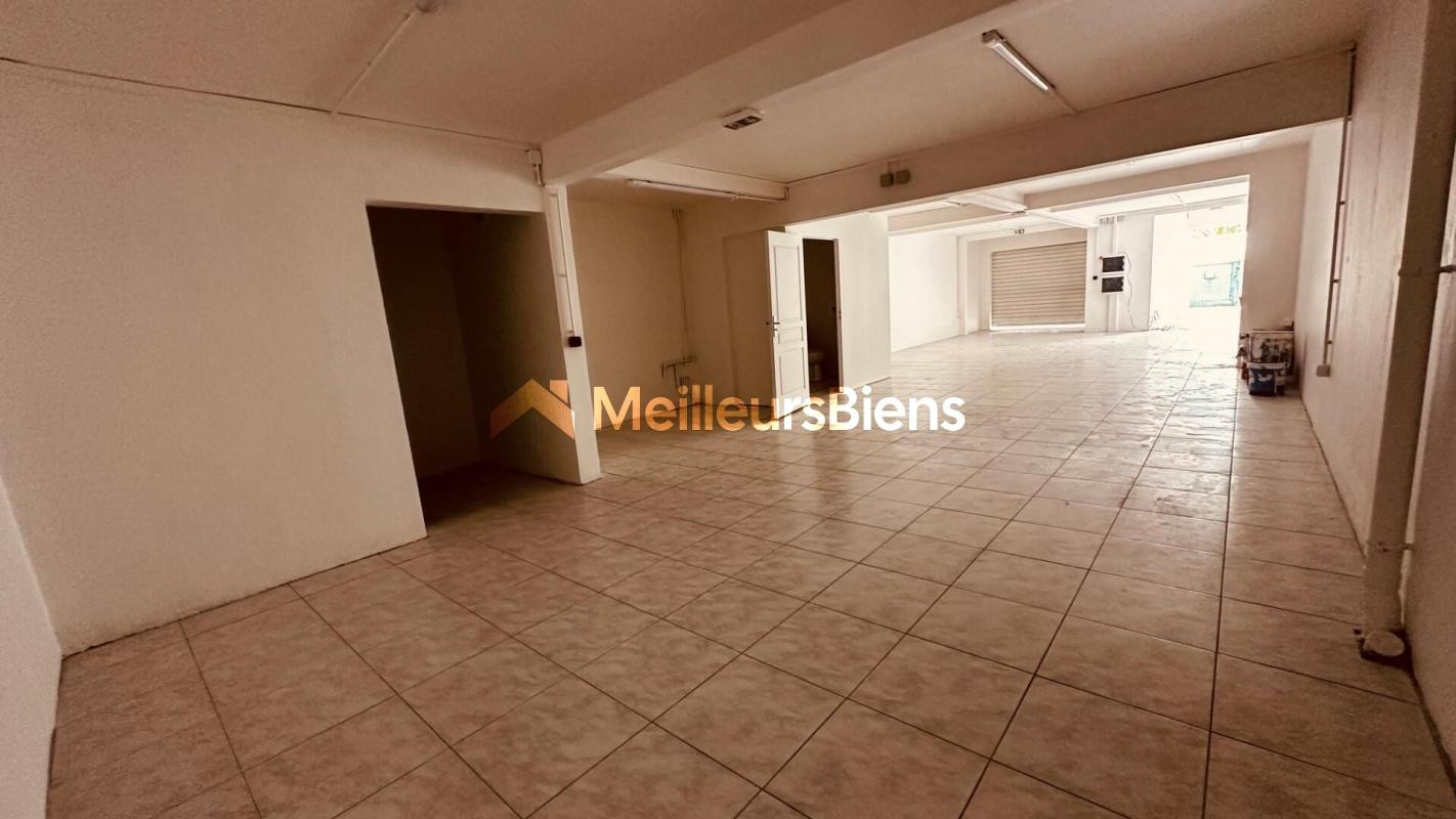 A LOUER GRAND LOCAL DE 106 M² RDC DANS IMMEUBLE AU LAMENTIN