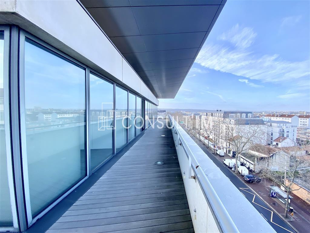 Terrasse privative couverte le long des bureaux !