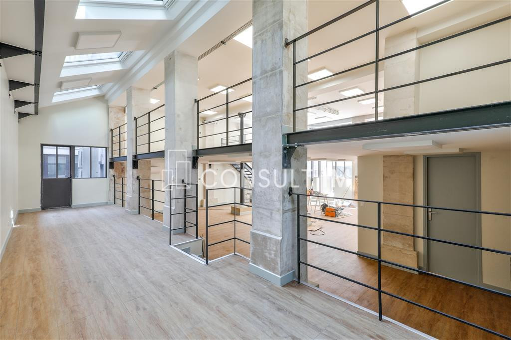 Bureaux rénovés style atelier / loft avec très belle hauteur sous-plafond