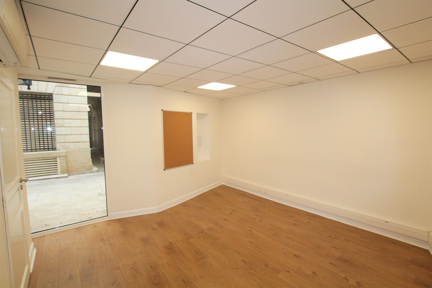 BORDEAUX JARDIN PUBLIC - LOCATION BUREAUX 134 M² AVEC COUR