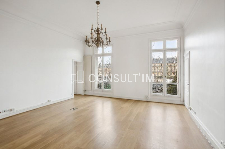 A louer bureaux rénovs dans un très bel immeuble d’angle haussmannien