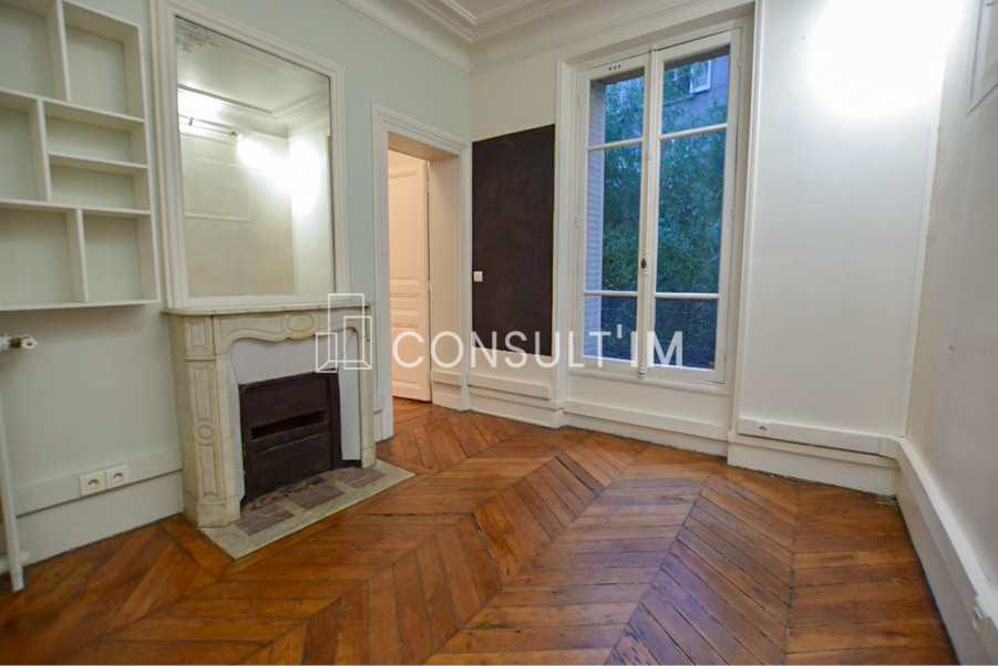 Bureaux calmes avec parquet, moulures et cheminées à louer dans le 17ème arrondissement