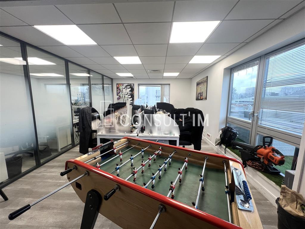 A proximité du métro Brochant à louer bureaux de 340 m² lumineux