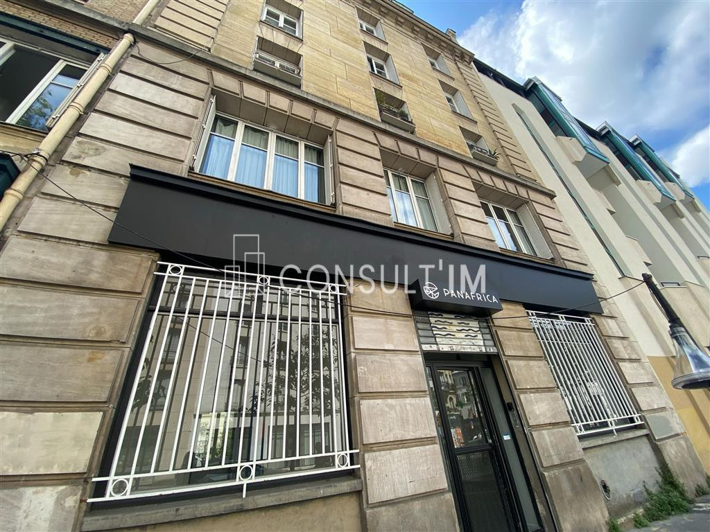 Bureaux avec belle hauteur sous plafond (3,70m), accès indépendant sur rue et sur cour arborée