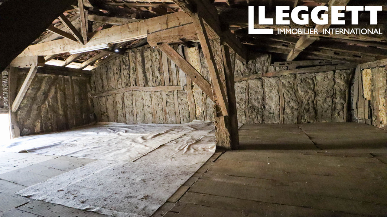 Ancien bâtiment actuellement utilisé come entrepot et  garage - pourrait être rénové