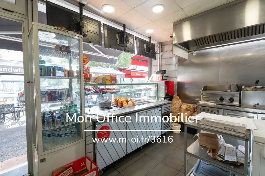 Référence : 3616-NAM - Murs Commerciaux loué avenue Gaston Berger
