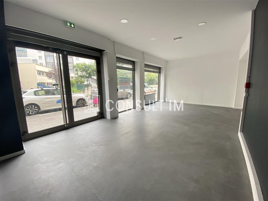 Boutique à louer en bail pur avec beau linéaire de 8m