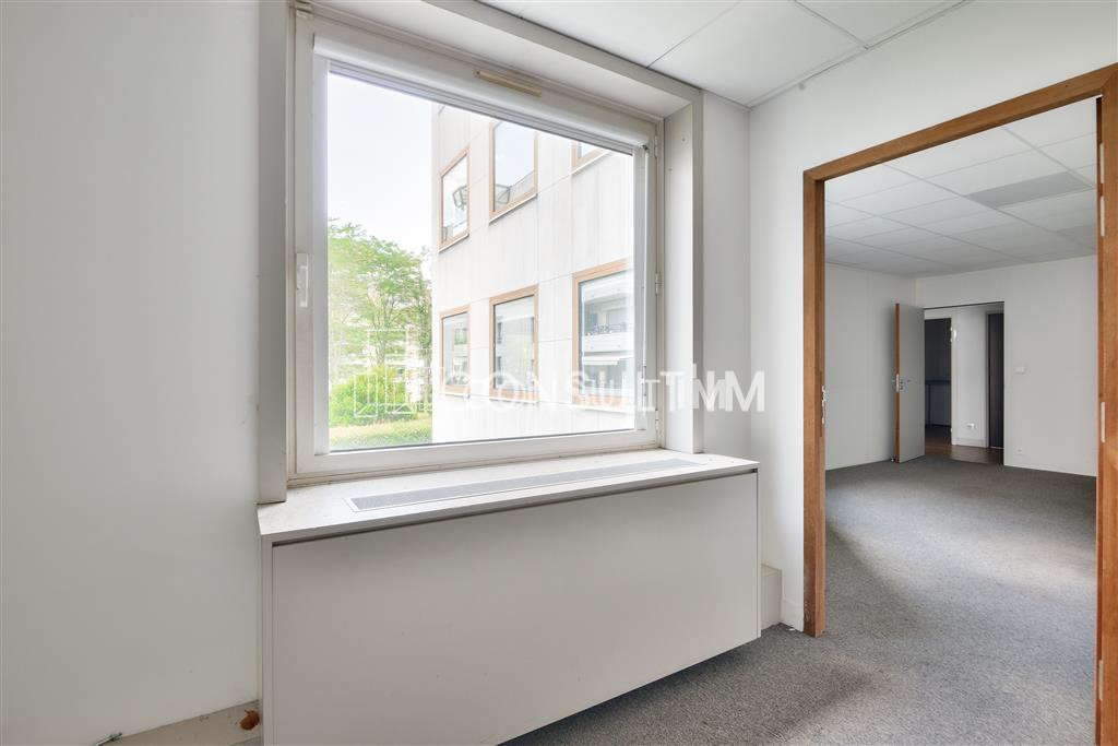A proximité du Pont de Suresnes, à vendre des bureaux de 483 m² au 2ème étage