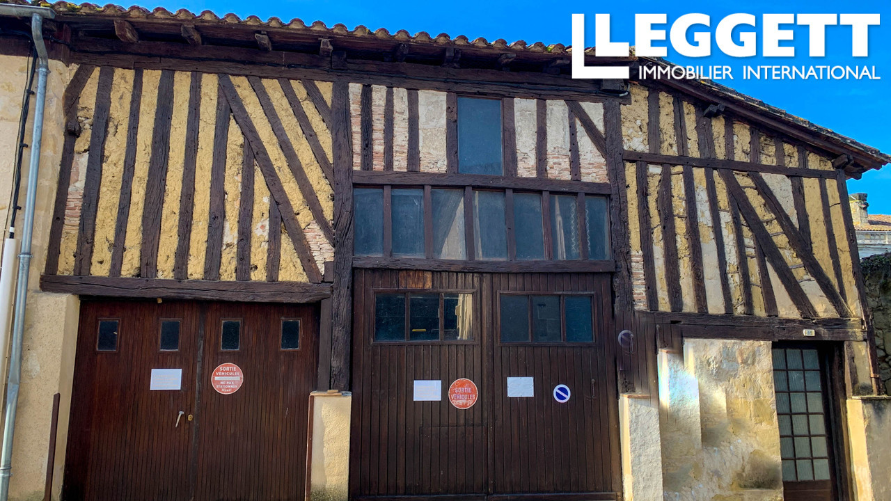 Ancien bâtiment actuellement utilisé come entrepot et  garage - pourrait être rénové