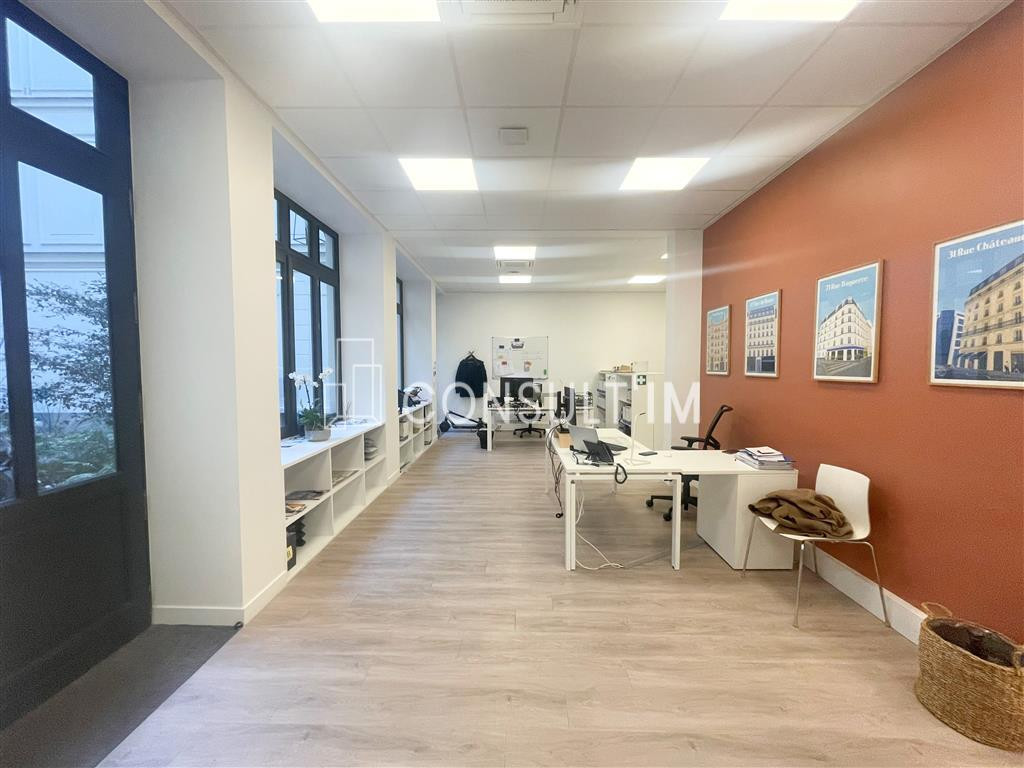 Belle surface dans un immeuble haussmannien au fond d'un cour végétalisée