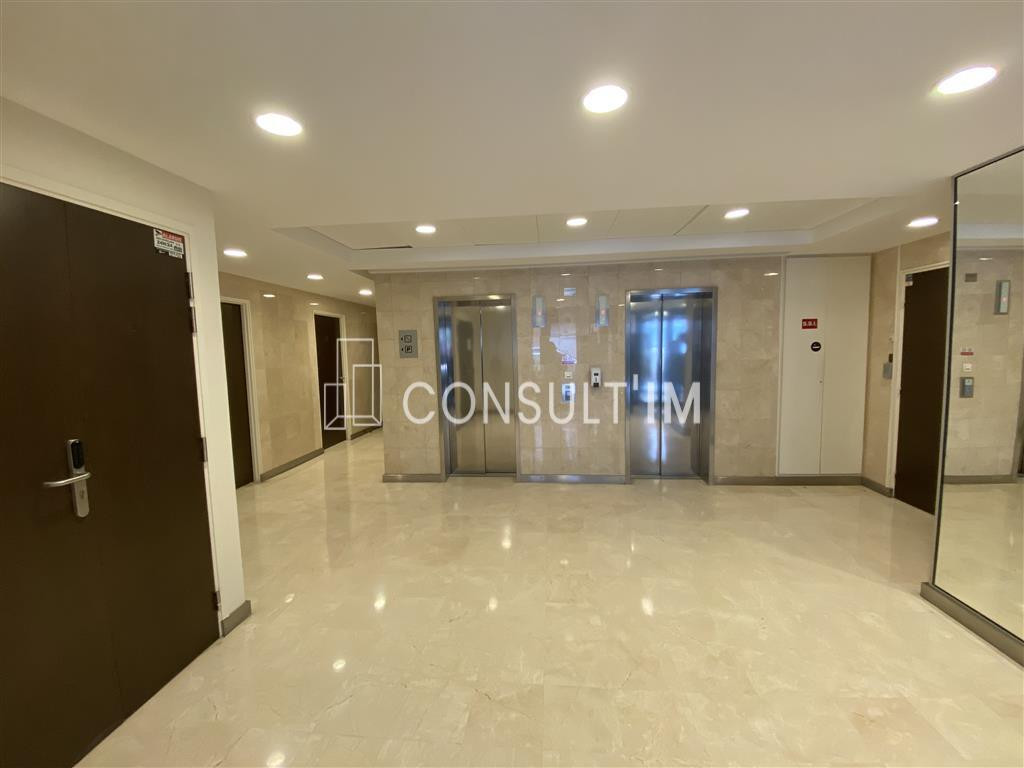 A proximité du Pont de Suresnes, à vendre des bureaux de 109m² au 1er étage