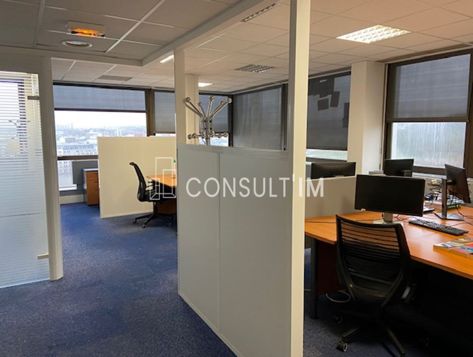 A louer bureaux  en étage élevé avec vue exceptionnelle sur Paris et St Cloud