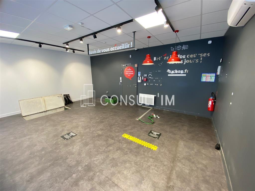 A louer, rue très commerçante, en location pure un local commercial de 104m² dont 76m² en rdc
