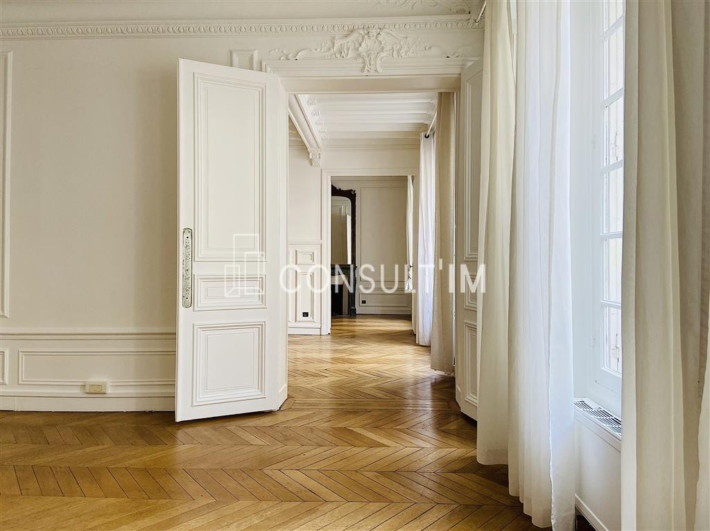 Locaux avec parquet, moulures et cheminées au sein d'un immeuble Haussmannien