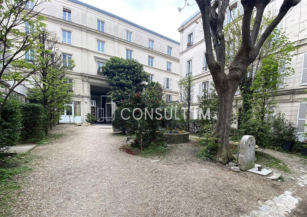 Bureaux atypiques en RDC avec grande verrière donnant sur une charme cour arborée