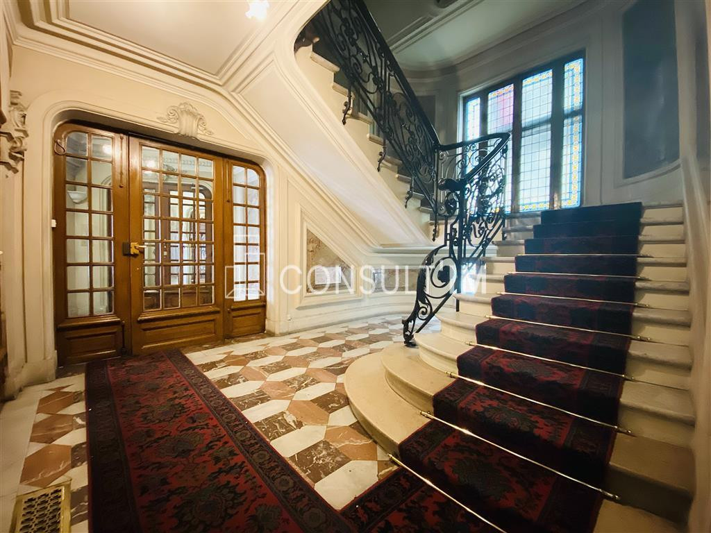 Locaux avec parquet, moulures et cheminées au sein d'un immeuble Haussmannien