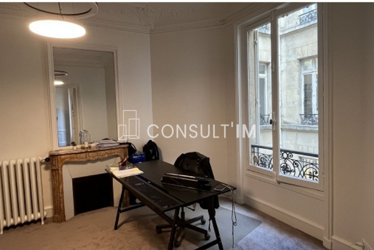 Au coeur du Triangle d'or, à louer, bureaux 60m²