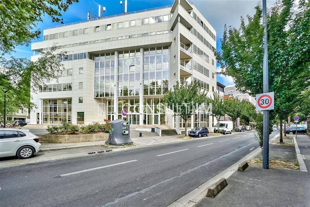 Bureaux en espace ouvert avec climatisation et parking