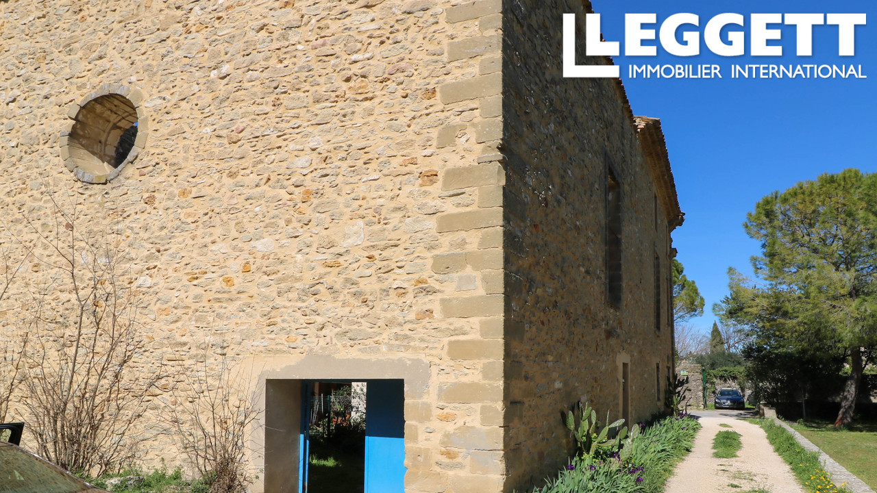 L'ancien temple à rénover dans un charmant village avec commerces à seulement 4 km d'Uzès