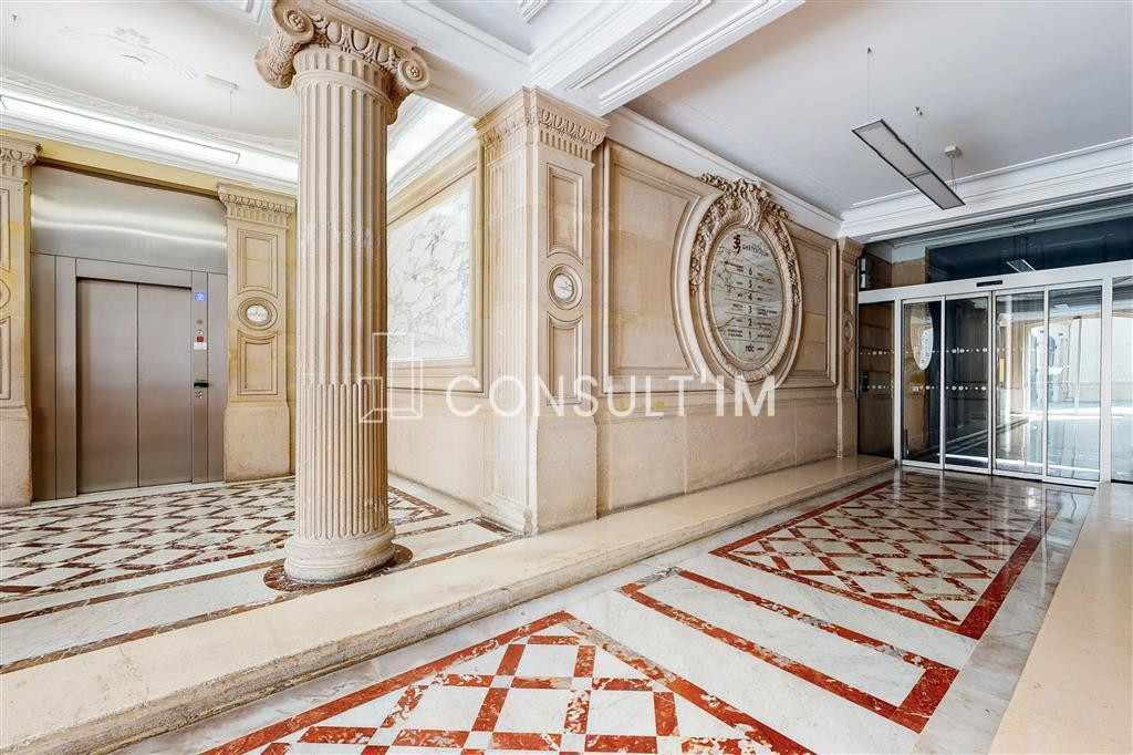 Notre Dame de Lorette/Etienne d'Orves, Bureaux avec balcon filant